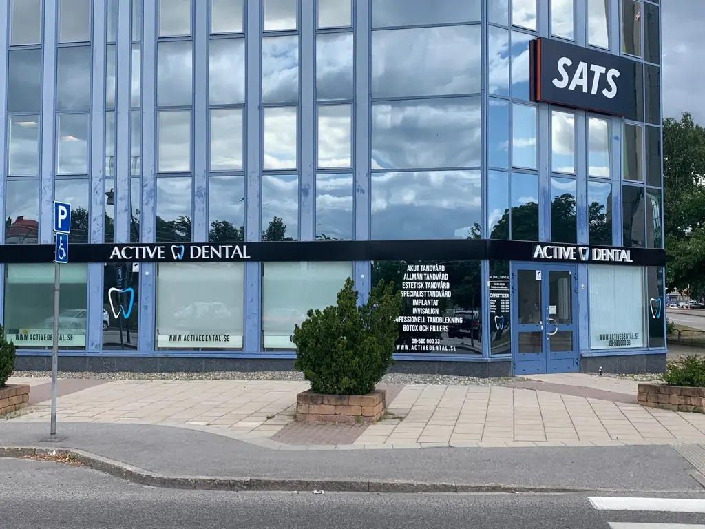 Active Dentals lokal på Ynglingavägen 1 i Jakobsberg, sedd från gatan